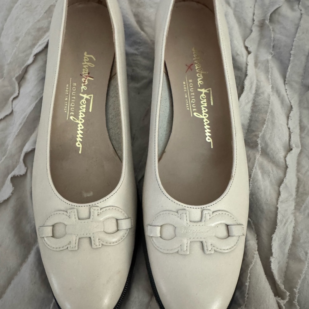 Salvatore Ferragamo Boutique Wintry Women's Cream flats with small block heel. 6
